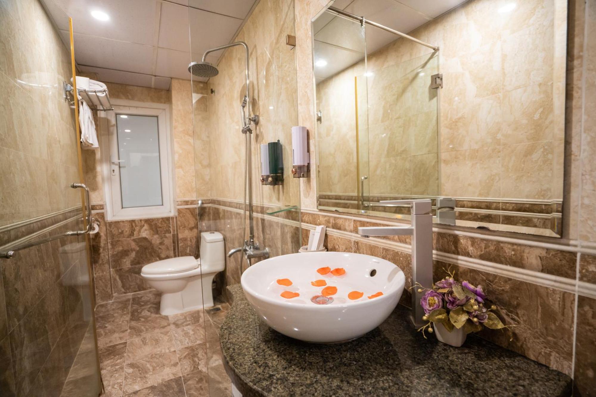 האנוי Ha Noi Lake View Hotel & Travel מראה חיצוני תמונה